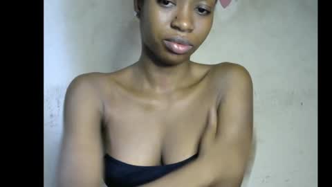 Snapshot of sugarmeltsxx chatting on 12-18-25, 08:42 Bella online show from 12-18-25, 08:42