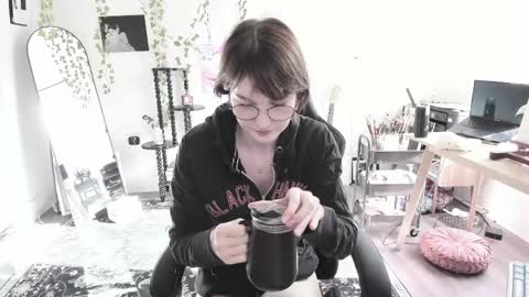 Snapshot of sugarmiette chatting on 05-14-26, 11:11 Ella online show from 05-14-26, 11:11