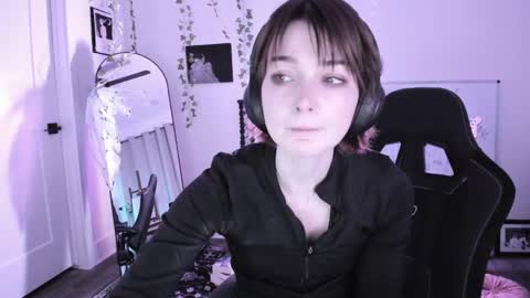 Snapshot of sugarmiette chatting on 05-17-26, 03:48 Ella online show from 05-17-26, 03:48