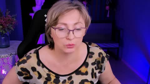 Vivien online show from 01-15-25, 06:08