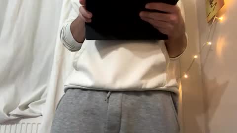 Snapshot of sullyniko chatting on 10-25-25, 04:35 Niko online show from 10-25-25, 04:35