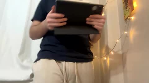 Snapshot of sullyniko chatting on 10-28-25, 09:17 Niko online show from 10-28-25, 09:17