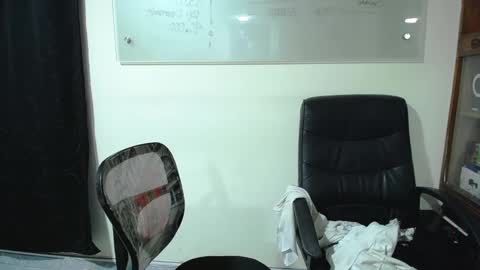 Snapshot of summer_girls01 chatting on 01-16-25, 01:06 summer_girls01 online show from 01-16-25, 01:06