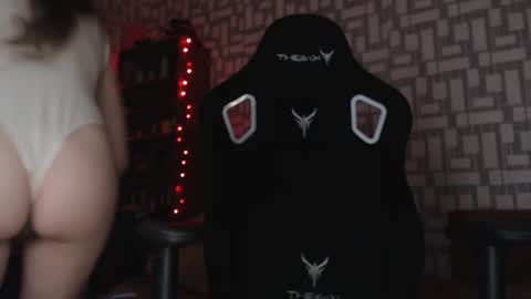 Snapshot of sunloveandwe chatting on 10-23-25, 04:50 Mistress Eve online show from 10-23-25, 04:50