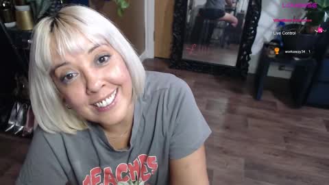 Snapshot of sunni_hottie chatting on 09-19-25, 12:12 Sunni Knight online show from 09-19-25, 12:12