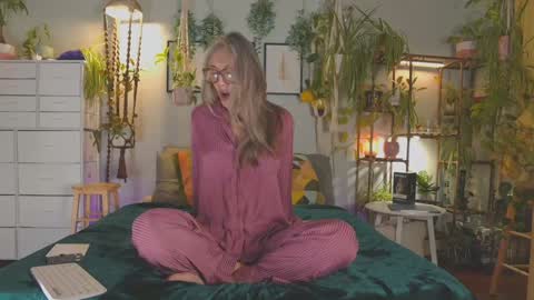 Snapshot of sunnie_dayz chatting on 01-06-26, 04:49 Hi Im Sunnie - Next show Friday August 1 online show from 01-06-26, 04:49