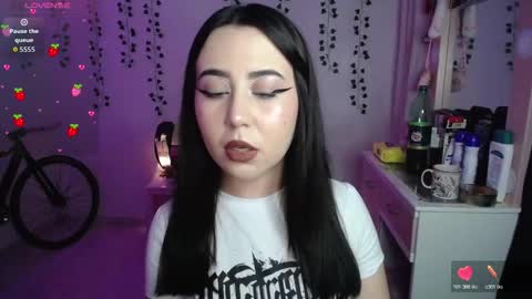 Snapshot of sunset_pienk chatting on 12-19-25, 04:41 Sunset online show from 12-19-25, 04:41