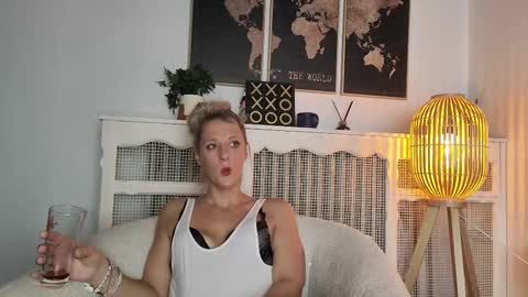 Snapshot of sunshine_diddy chatting on 12-20-24, 01:14 Ava online show from 12-20-24, 01:14