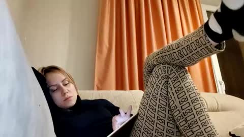 Snapshot of supereasyx chatting on 01-18-25, 03:05 Annie online show from 01-18-25, 03:05