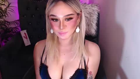 Snapshot of superh0tangelxx chatting on 12-12-24, 12:38 CARMINA online show from 12-12-24, 12:38