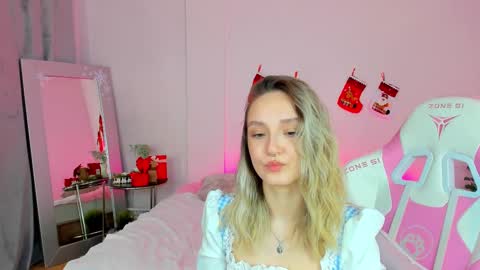 Snapshot of susan__clark chatting on 12-25-24, 04:33 Annie online show from 12-25-24, 04:33