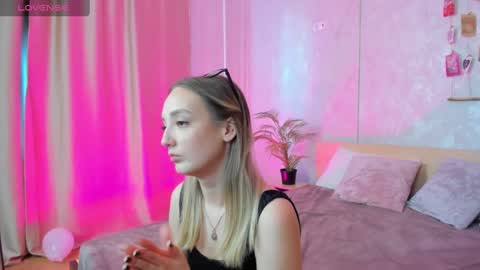 Snapshot of susan__clark chatting on 02-14-25, 07:17 Annie online show from 02-14-25, 07:17