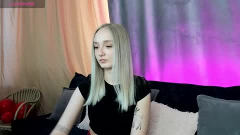 Snapshot of susan__clark chatting on 02-25-25, 04:14 Annie online show from 02-25-25, 04:14