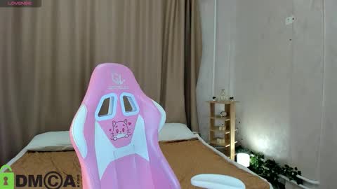 Snapshot of susan__clark chatting on 11-26-25, 01:06 Annie online show from 11-26-25, 01:06