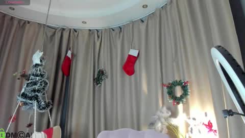 Snapshot of susan__clark chatting on 12-05-25, 12:41 Annie online show from 12-05-25, 12:41