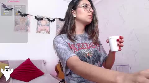 Susana hendrix    online show from 10-12-25, 03:33