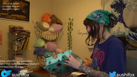 Snapshot of sushifox chatting on 12-17-24, 06:20   online show from 12-17-24, 06:20