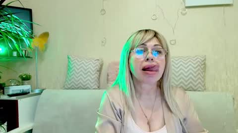 SusieNoreen online show from 03-07-25, 02:04