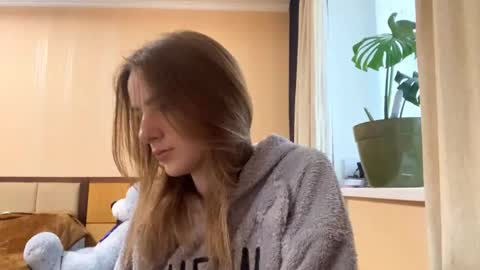 Emila online show from 04-16-26, 07:53