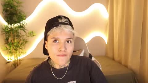 suzu_wolf online show from 10-19-25, 04:57