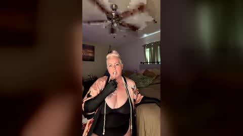 Snapshot of swazy89 chatting on 12-15-25, 02:32 swazy89 online show from 12-15-25, 02:32