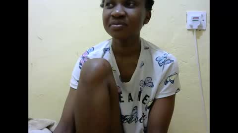 Snapshot of sweet_amor254 chatting on 10-23-25, 12:32 Silvia online show from 10-23-25, 12:32