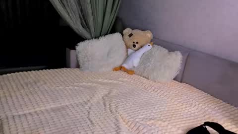 Snapshot of sweet_barbe chatting on 12-18-25, 04:02 Alice online show from 12-18-25, 04:02