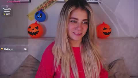 Snapshot of sweet_bella_valery_ chatting on 10-29-25, 10:11 Bella Valery online show from 10-29-25, 10:11