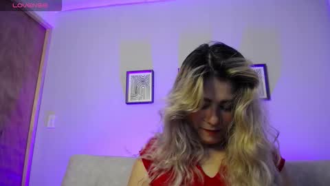 Snapshot of sweet_bella_valery_ chatting on 11-18-25, 10:36 Bella Valery online show from 11-18-25, 10:36