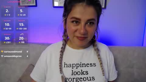 Snapshot of sweet_bella_valery_ chatting on 11-21-25, 10:52 Bella Valery online show from 11-21-25, 10:52