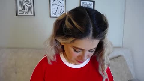 Snapshot of sweet_bella_valery_ chatting on 11-24-25, 10:53 Bella Valery online show from 11-24-25, 10:53