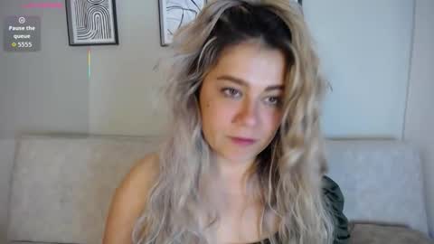 Snapshot of sweet_bella_valery_ chatting on 11-25-25, 10:10 Bella Valery online show from 11-25-25, 10:10