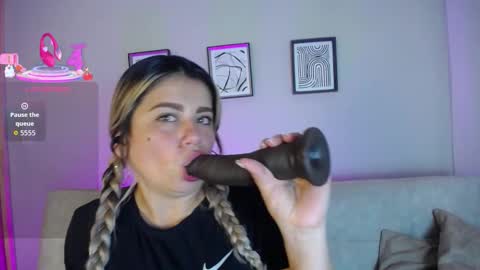 Snapshot of sweet_bella_valery_ chatting on 12-02-25, 10:27 Bella Valery online show from 12-02-25, 10:27