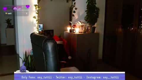 Snapshot of sweet_bluee chatting on 12-21-25, 01:02 Tutti online show from 12-21-25, 01:02