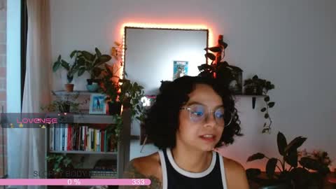 Snapshot of sweet_bluee chatting on 05-27-26, 10:51 Tutti online show from 05-27-26, 10:51