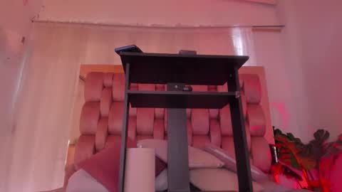 Snapshot of sweet_booty1 chatting on 10-14-25, 06:09 Chelsy  online show from 10-14-25, 06:09