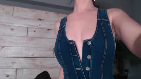 Snapshot of sweet_chantelle chatting on 01-13-25, 11:38 Chantelle online show from 01-13-25, 11:38