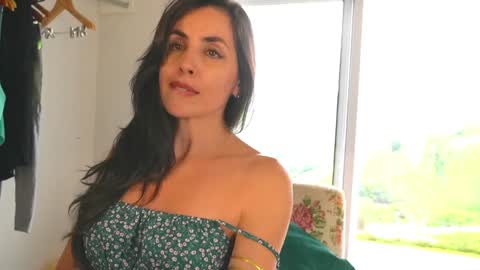 Snapshot of sweet_chilli_ chatting on 01-02-25, 03:40 Bruna   - Live on December - My wishlist  online show from 01-02-25, 03:40