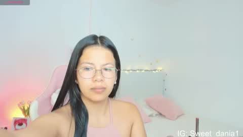 sweet_dania_ online show from 11-19-25, 10:04
