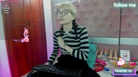  emmili  online show from 12-22-25, 12:02