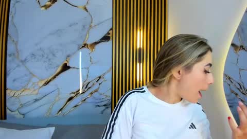 sweet_flame_ online show from 10-04-25, 08:07