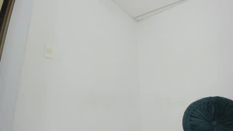 Snapshot of sweet_litle chatting on 06-13-26, 02:20 sweet_litle online show from 06-13-26, 02:20