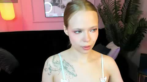 Snapshot of sweet_lucile chatting on 05-06-26, 06:52 Lucy online show from 05-06-26, 06:52