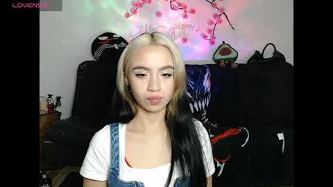 Snapshot of sweet_molly420 chatting on 06-12-26, 11:03 sweet molly420 online show from 06-12-26, 11:03