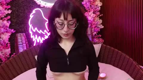 Roxanee online show from 12-17-25, 01:06