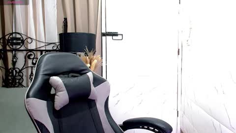 Snapshot of sweet_sirenxx chatting on 11-06-25, 11:26 Leah online show from 11-06-25, 11:26