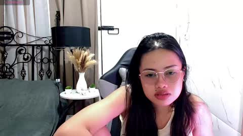 Snapshot of sweet_sirenxx chatting on 11-11-25, 07:03 Leah online show from 11-11-25, 07:03