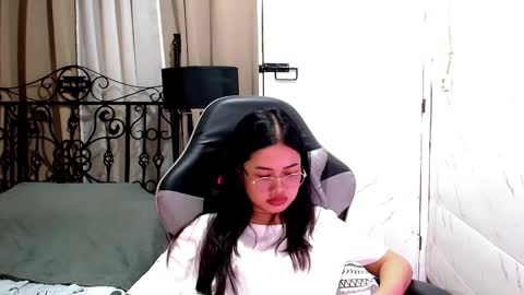 Snapshot of sweet_sirenxx chatting on 12-20-25, 08:21 Leah online show from 12-20-25, 08:21