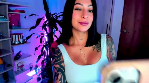 Snapshot of sweet_sophi_ chatting on 10-19-25, 01:39 sophie leone online show from 10-19-25, 01:39