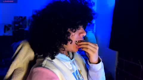 Snapshot of sweet_vond chatting on 03-08-25, 04:45 Steven independent model online show from 03-08-25, 04:45